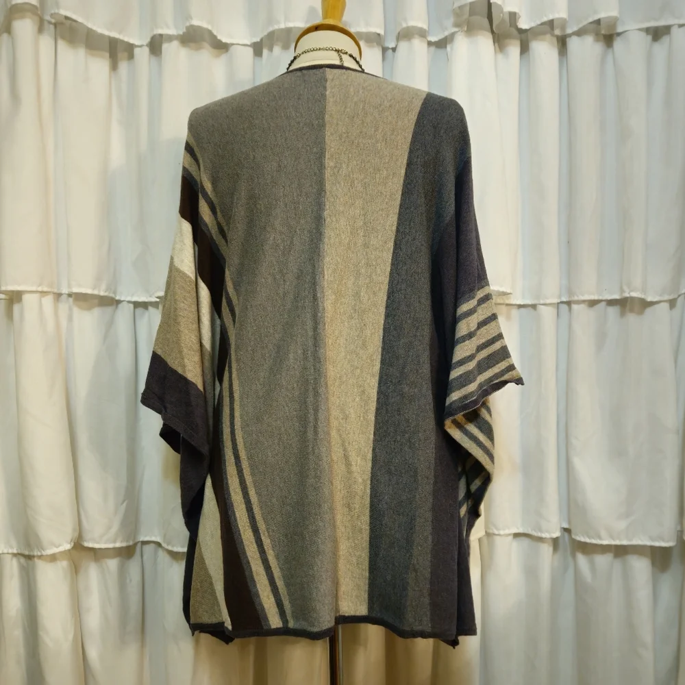 Cabi Gray and Cream Sweater - Picture 2 of 5